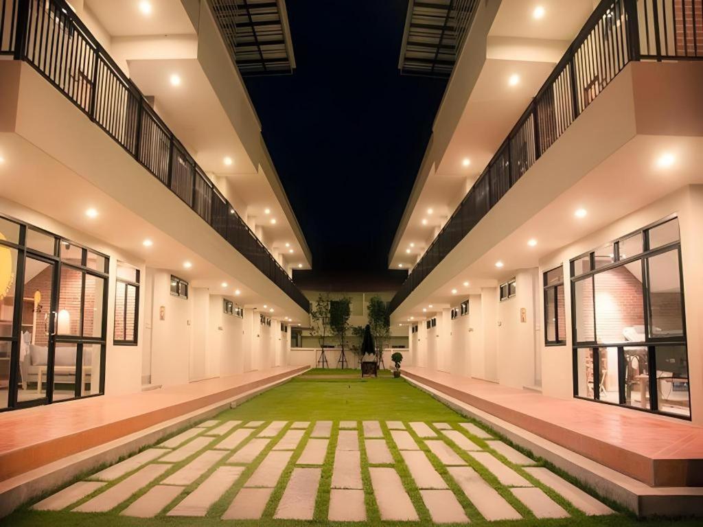 Yellow Moon Hotel Pattaya Buitenkant foto